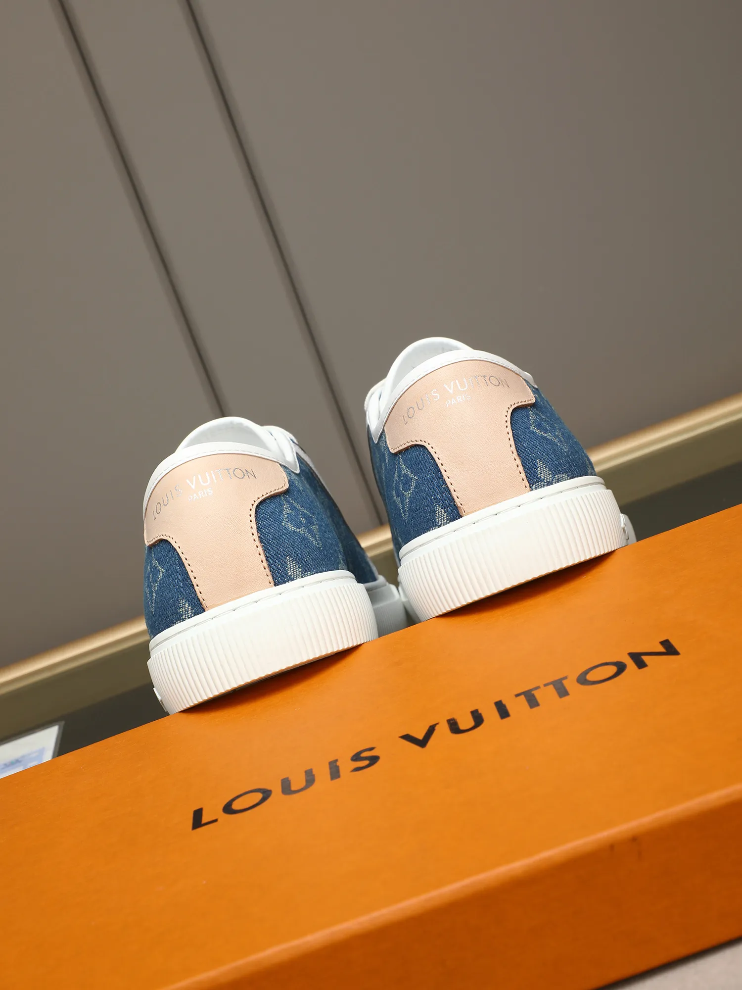Men's Men's Shoes 💰440 𝐋𝐨𝐮𝐢𝐬 𝐕𝐮𝐢𝐭𝐭𝐨𝐧 𝟮𝟬𝟮𝟱/𝐬𝐬 Louis Vuitton's new spring and summer casual sports sneakers have a youthful atmosphere and are very youthful on the feet! Comfortable and light on the feet! The color is also very youthful! The upper is exclusively decorated with LV accessories! Make the whole shoe more flexible! The special electro-printed logo on the upper has a sense of design and is super recognizable! Beautiful and generous! ! It’s super easy to walk on! Specific denim surface material, sheepskin lining, original molded outsole Size: 38-44 (45 customized)